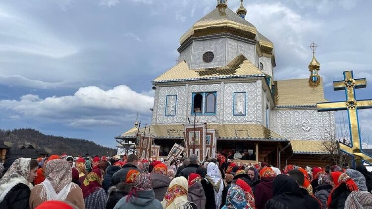 Храм ПЦУ заблокировали его же прихожане из-за несогласия с празднованием Рождества 25 декабря