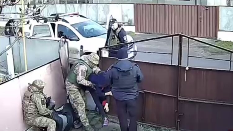 Под Днепром военкомы и полицейские избили и похитили местного журналиста — нардеп