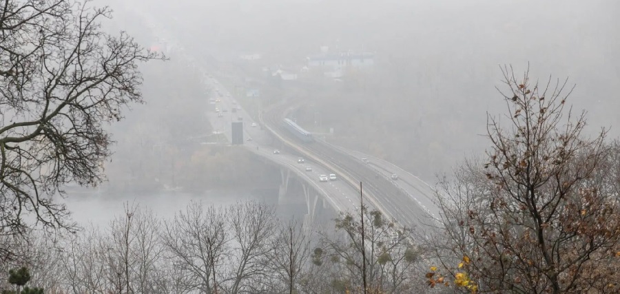 Из-за тумана в Киеве видимость на дорогах снижена до 200 метров