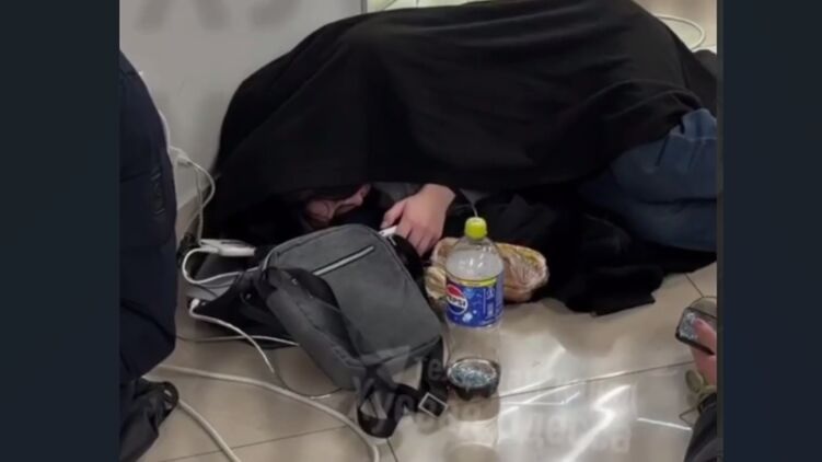 Огромные очереди и конфликты из-за розеток, не ходят электрички, не работают электрозаправки: блэкаут в Одессе длится четвёртые сутки