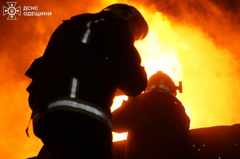 РФ дронами атаковала объект энергетики в Одесской области: возникло несколько пожаров