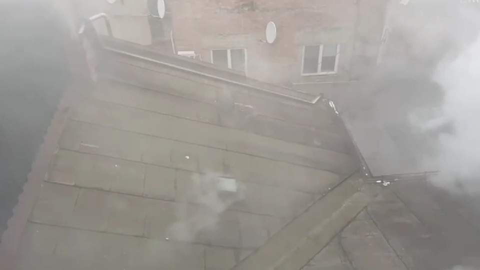 РФ ударила по Ахтырке на Сумщине: дрон попал в высотку, есть раненые