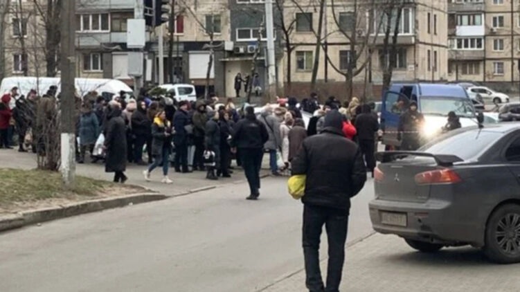 В Днепре мужчина с ножом ранил сотрудников ТЦК