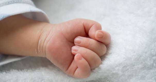 В Тернополе посреди ночи новорожденного ребенка оставили в сумке в подъезде