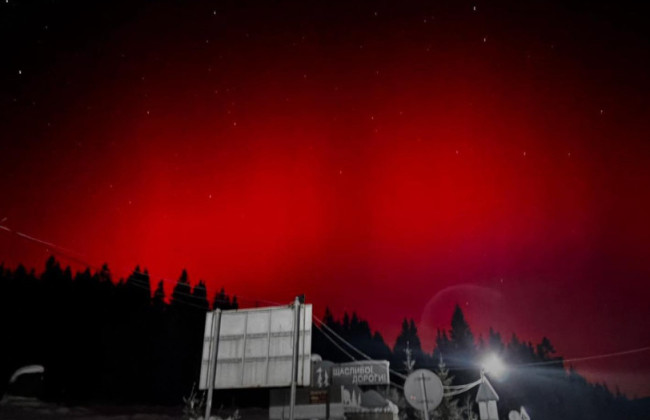 В небе над Карпатами заметили полярное сияние