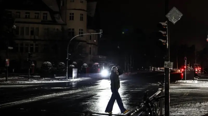 Блэкаут в Берлине: без света 30 тысяч квартир, 1700 предприятий, украинцам-беженцам предлагают вернуться в аэропорт «Тегель»