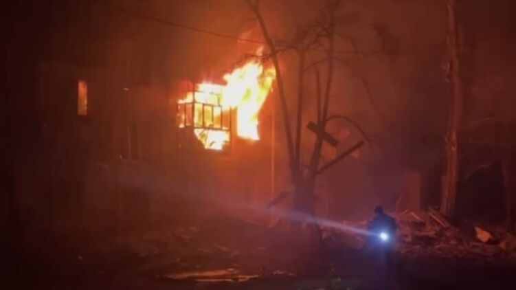 Не менее 23 раненых: после удара РФ в Кривом Роге разбиты 29 домов и массовые отключения света