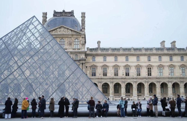 Требуют более высоких зарплат: работники Лувра бастуют в девятый раз