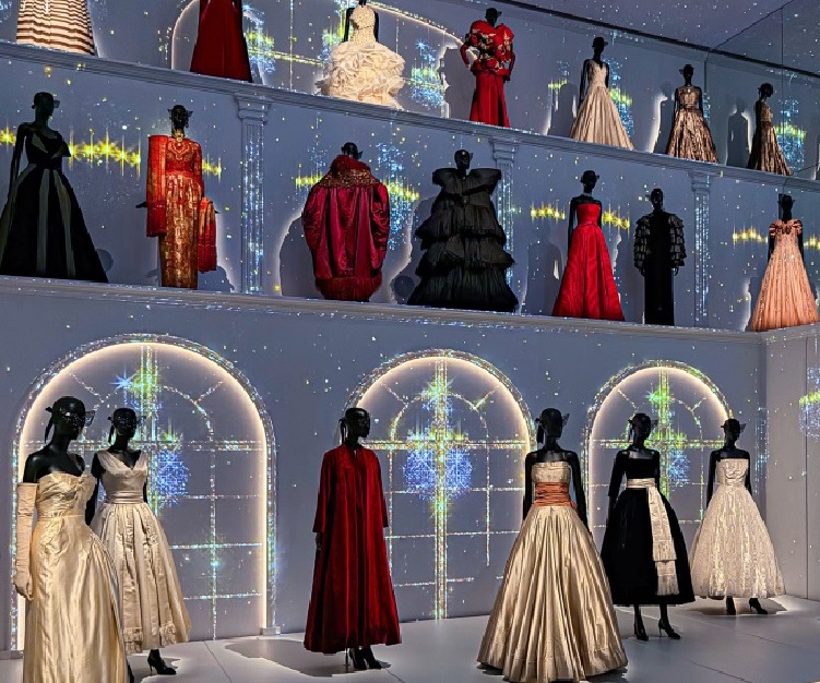 В Париже в галерее Dior проходит выставка с изысканной одеждой эпохи New Look