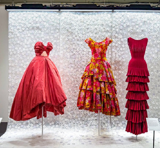 В Париже в галерее Dior проходит выставка с изысканной одеждой эпохи New Look