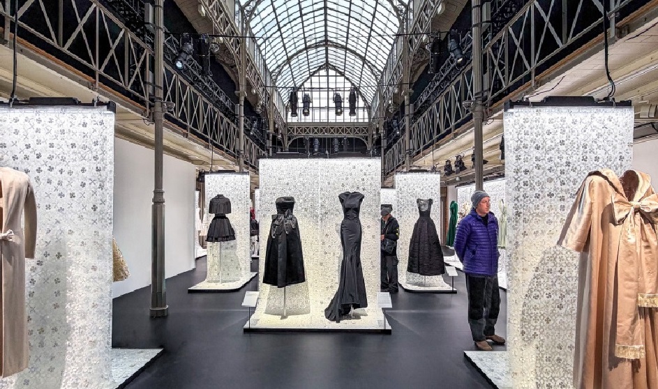 В Париже в галерее Dior проходит выставка с изысканной одеждой эпохи New Look