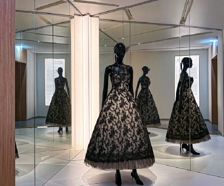 В Париже в галерее Dior проходит выставка с изысканной одеждой эпохи New Look