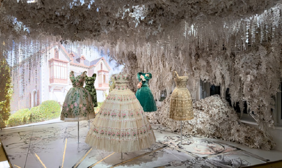 В Париже в галерее Dior проходит выставка с изысканной одеждой эпохи New Look