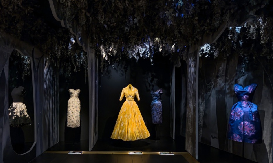 В Париже в галерее Dior проходит выставка с изысканной одеждой эпохи New Look