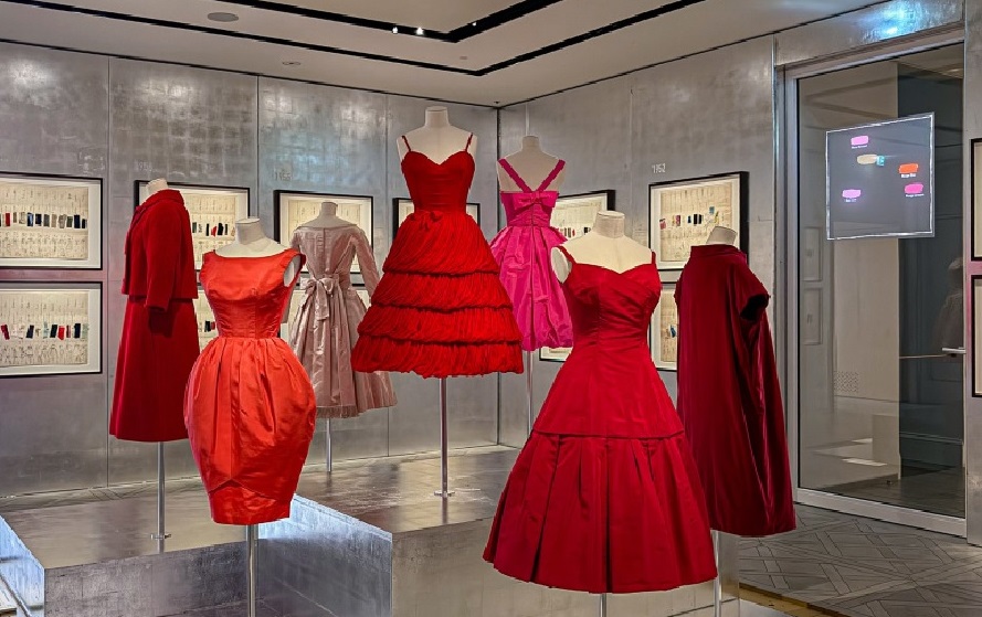 В Париже в галерее Dior проходит выставка с изысканной одеждой эпохи New Look