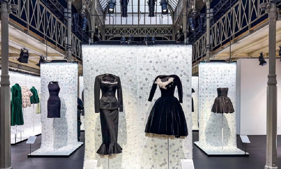 В Париже в галерее Dior проходит выставка с изысканной одеждой эпохи New Look
