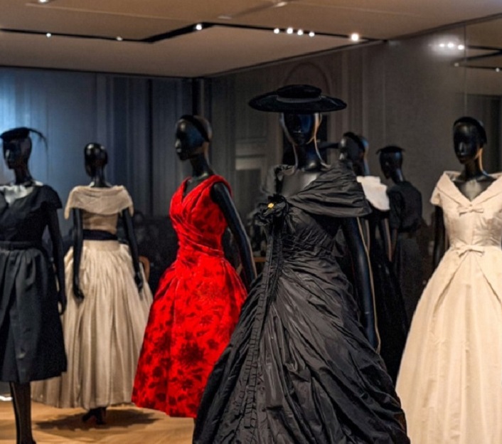 В Париже в галерее Dior проходит выставка с изысканной одеждой эпохи New Look