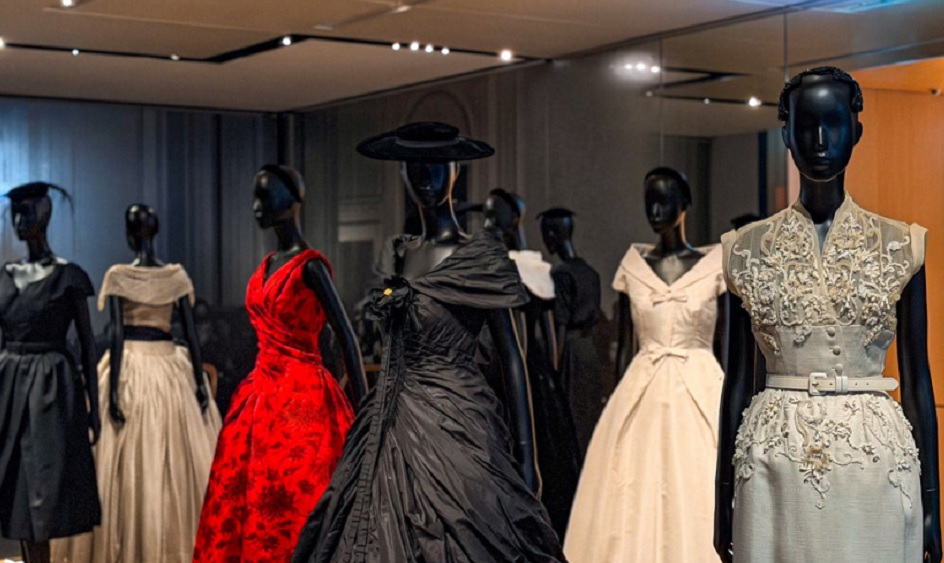 В Париже в галерее Dior проходит выставка с изысканной одеждой эпохи New Look