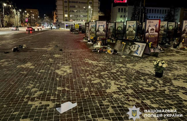 В Ровно женщина переворачивала портреты погибших защитников: полиция расследует хулиганство
