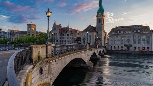 Из-за Porsche Cayenne и поездое в Европу: в Швейцарии беженца из Украины в заставили вернуть соцвыплаты