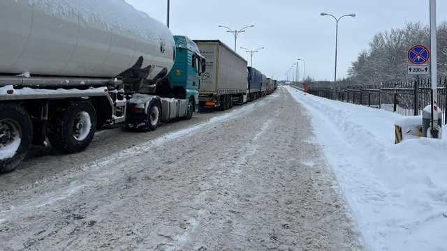 В 7 областях Украины 8 января ограничили движение транспорта