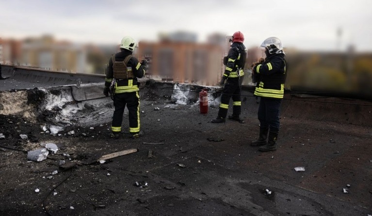 Дрон РФ попал в полицейскую машину во время эвакуации гражданских в Харьковской области