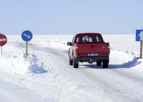 17 км по замерзшему морю: в Эстонии официально открыли ледяную дорогу