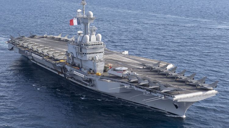 В шведском порту неизвестный дрон пытался подлететь к авианосцу Франции