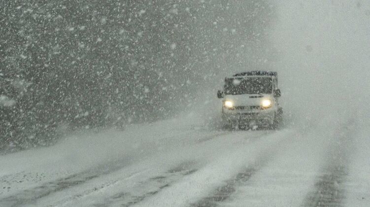 В Украине пошел снег: в Раде жалуются, что по дорогам на авто невозможно проехать