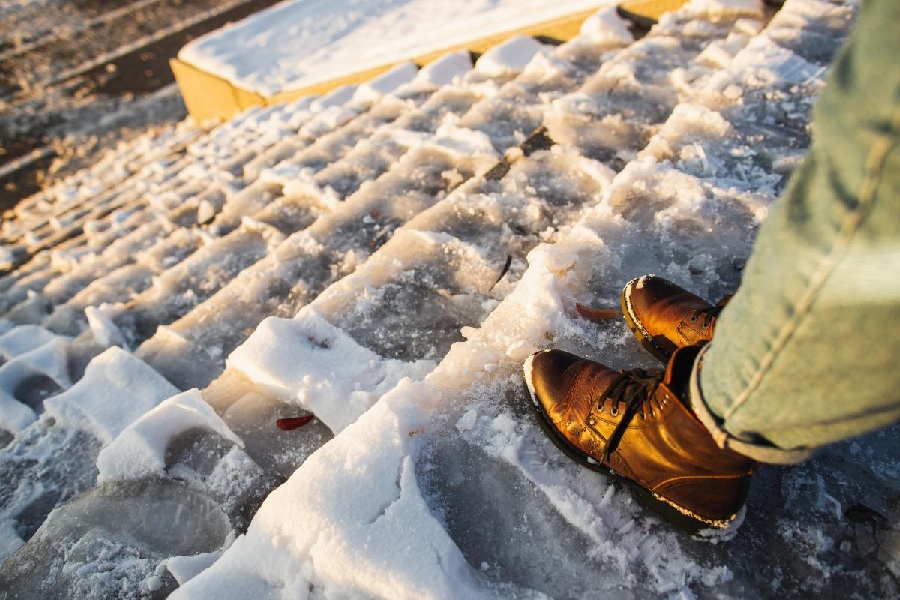 Как в Украине получить компенсацию в случае травмы на скользком тротуаре: объясняет адвокат