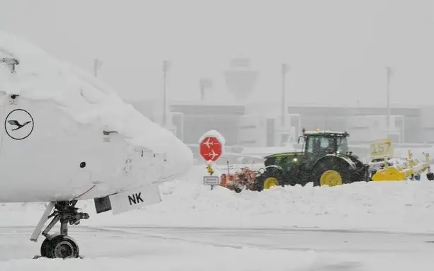 Отменены десятки авиарейсов: в Мюнхене в Германии — сильный снегопад
