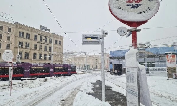 Аэропорт Вены приостановил работу из-за снегопада, в стране перекрывают дороги