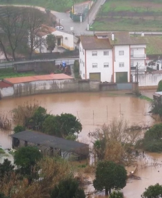В Португалии из-за наводнений прорвало дамбу, смыло магистраль, есть погибшие