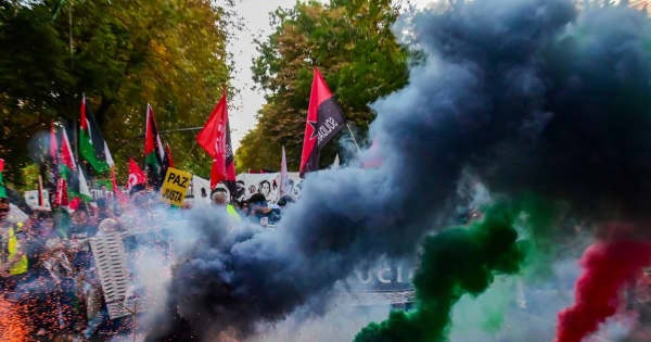 Тысячи людей вышли на демонстрации по всей Испании против войны на Ближнем Востоке