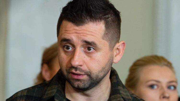 Дело о зарплатах депутатов в конвертах: СМИ пишут о расследовании НАБУ в отношении Арахамии