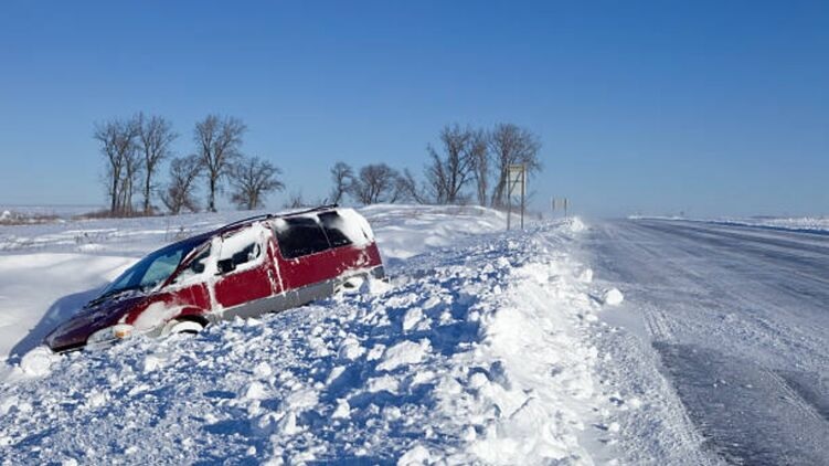 На Волыни селяне погнались за бусом ТЦК и отправили его в кювет, чтобы освободить мобилизованного