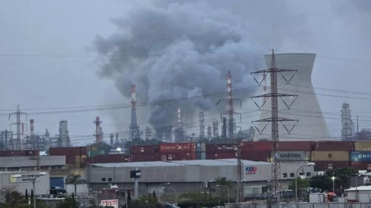 Иран нанёс первый удар по крупнейшему израильскому НПЗ в Хайфе новым оружием: в городе отключился свет