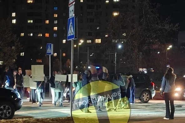 На Троещине в Киеве люди устроили пикет против уплаты долгов за свет