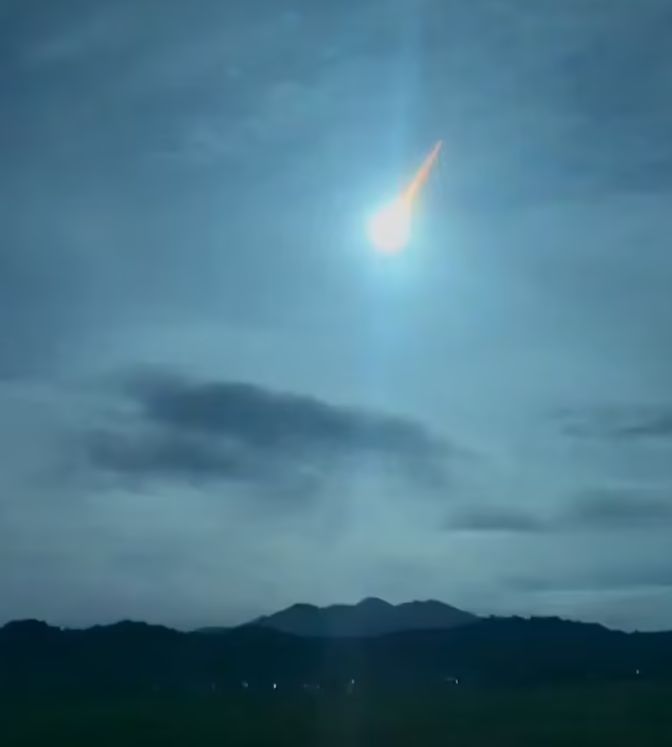 В Германии обломки метеорита упали на крышу частного дома и частично — в спальню