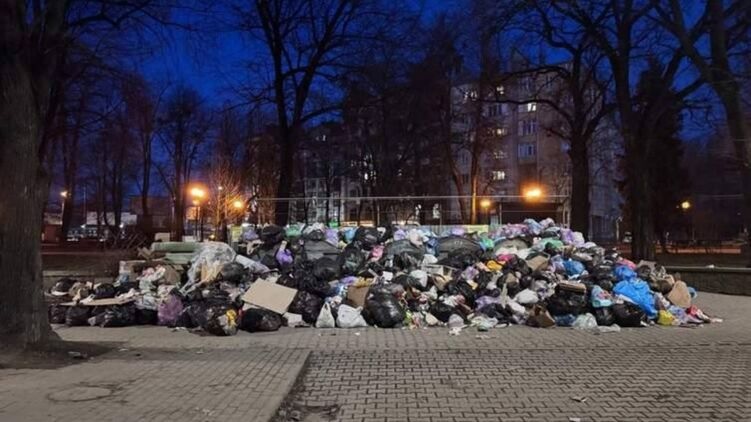 Горы мусора: лишённые брони коммунальщики Ивано-Франковска не выходят на работу