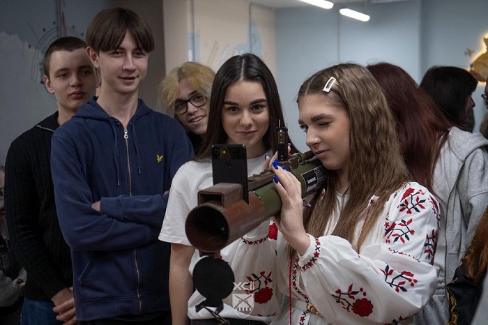 Студентов и школьников в Украине будут готовить к обороне, независимо от пола: что предусматривает новый закон