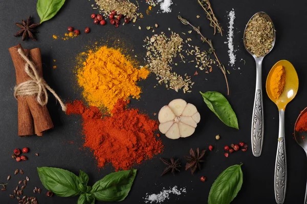 Что поможет укрепить кости: названы 10 трав и специй, богатых кальцием