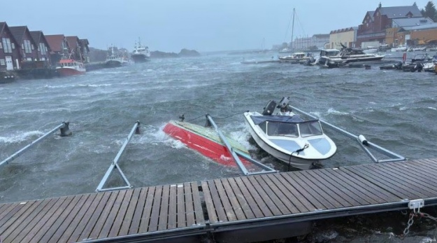В Норвегии тысячи домов обесточены из-за шторма: отменена часть поездов и паромов