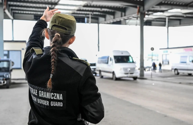На границе Польши у украинки обнаружили 100 долларов с радиоактивным излучением: женщине запретили въезд