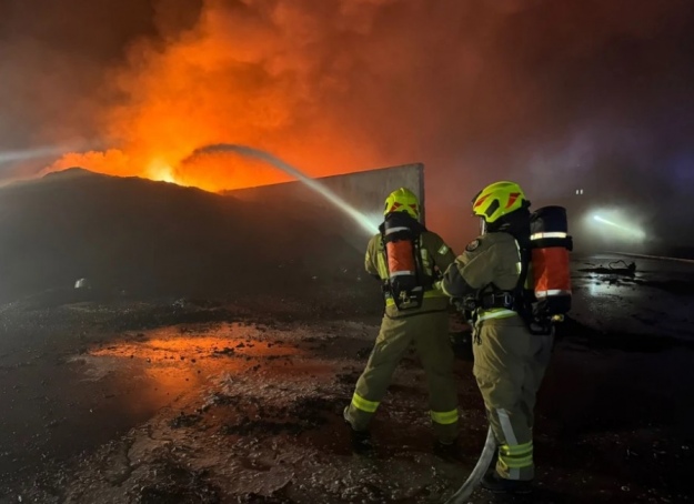 В Польше вспыхнул масштабный пожар на заводе по переработке автомобильных покрышек