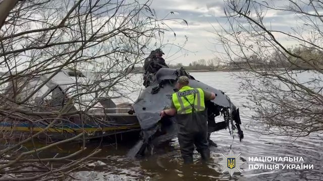 Полицейские вытащили из реки Днепр в Киеве дрон с боевой частью