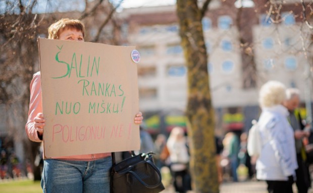 В Вильнюсе несколько сотен человек протестуют против нового военного полигона – защищают лес