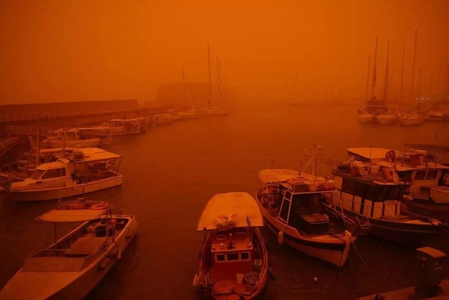 Мощная песчаная буря накрыла остров Крит: небо стало красным