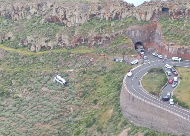 В Испании на острове автобус с британскими туристами сорвался в овраг, есть жертвы