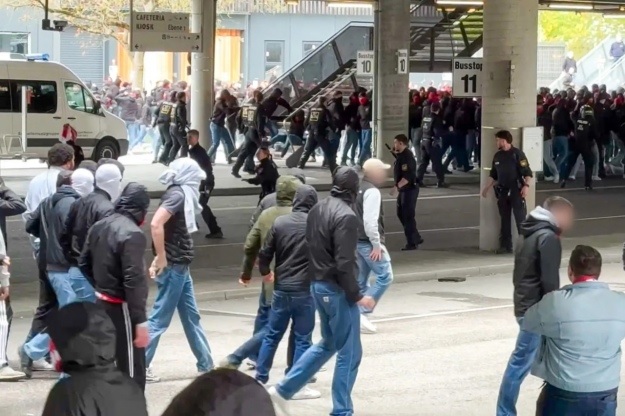 В Мюнхене футбольные фанаты устроили массовые столкновения: чтобы успокоить болельщиков, полиция применила перцовый спрей